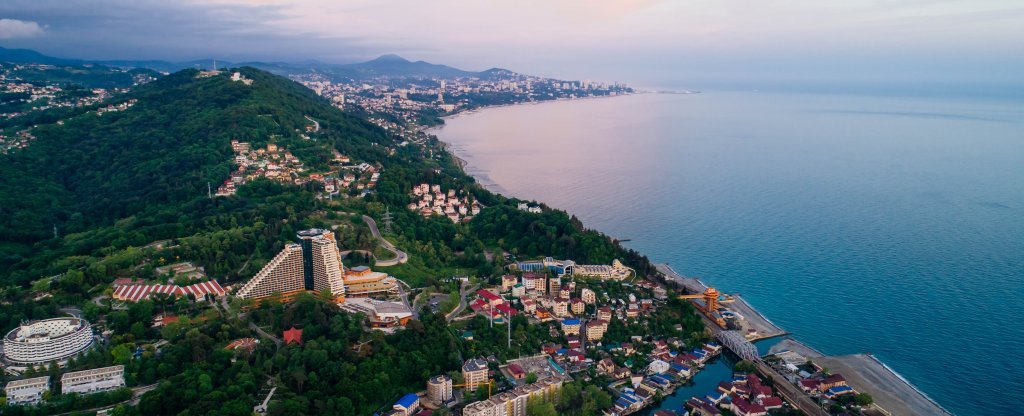 Россияне раскупили места в популярных отелях Сочи и Абхазии до конца лета