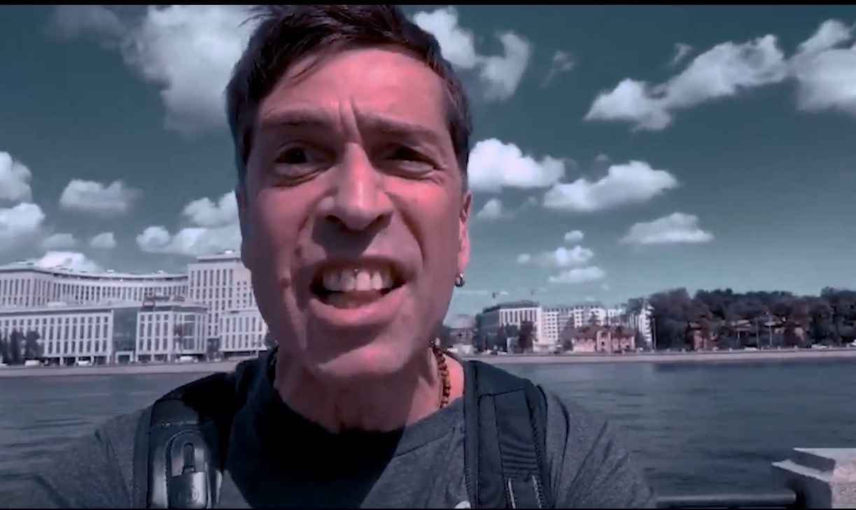 У певца Максима Покровского нашли коттедж с бомбоубежищем