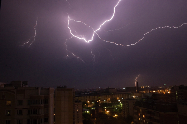 Гидрометцентр: в Москве объявлен предпоследний уровень погодной опасности