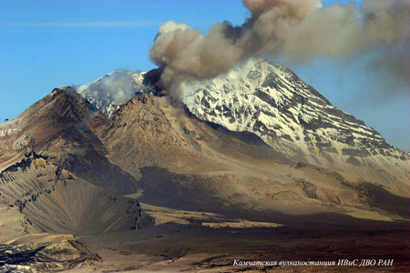 На Камчатке началось извержение вулкана Шивелуч с выбросом пепла