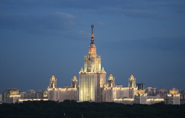В Москве задержали залезших на звезду здания МГУ руферов