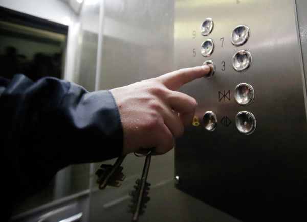 Более 40 человек эвакуировали из лифтов в Бишкеке из-за проблем с электричеством