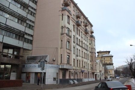 Школьница погибла, выпав из окна в центре Москвы