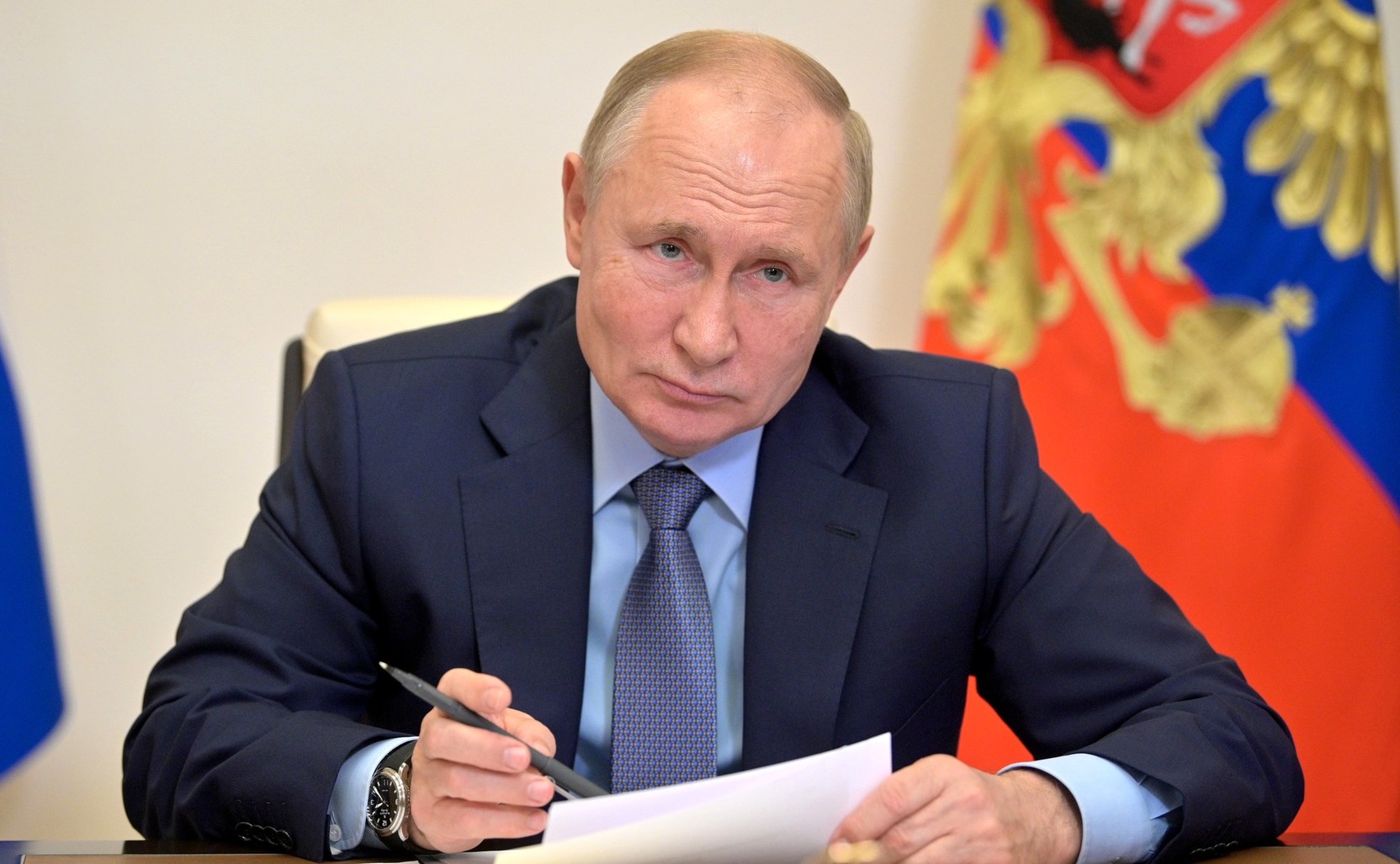 Песков заявил о сохранении антиковидных мер для ревакцинировавшегося Путина