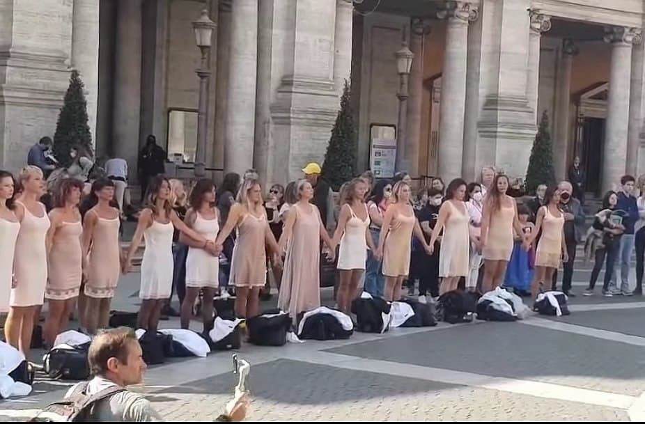 Бывшие стюардессы Alitalia устроили в Риме голую акцию протеста