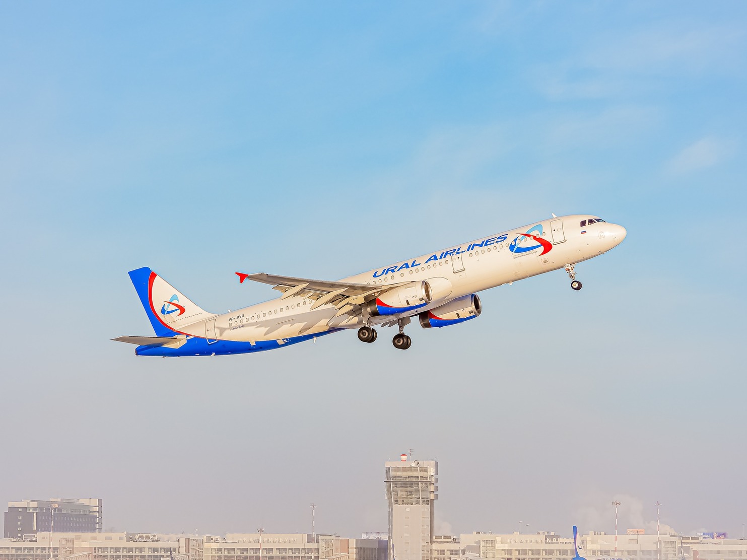 Летевший в Москву самолет экстренно приземлился в Екатеринбурге