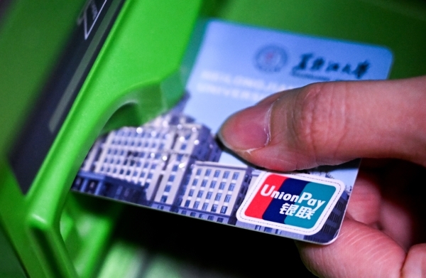 «Придется договориться»: Специальные разрешения позволят России контролировать уход банков из страны