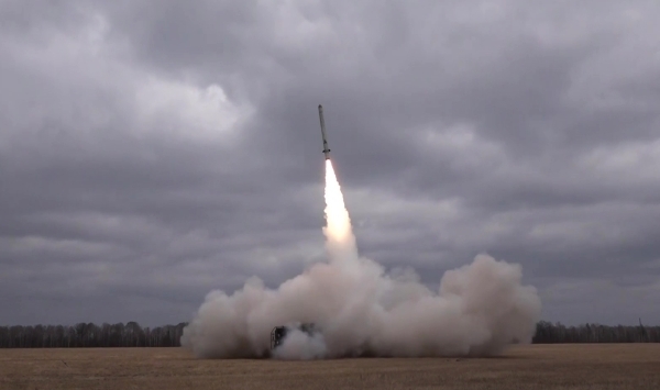 Появилось видео Минобороны РФ пуска ракет Р-500 из комплексов Искандер-М