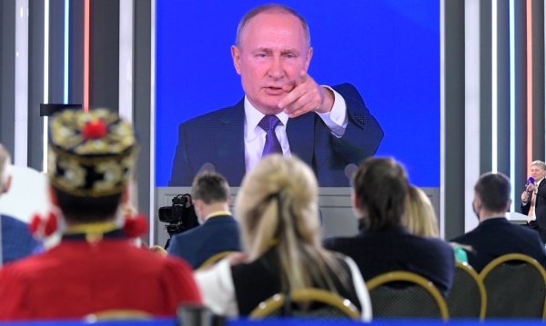 Песков заявил о сохранении онлайн технологий в работе Путина
