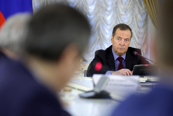 Twitter снял ограничения с поста Медведева о Польше и Украине