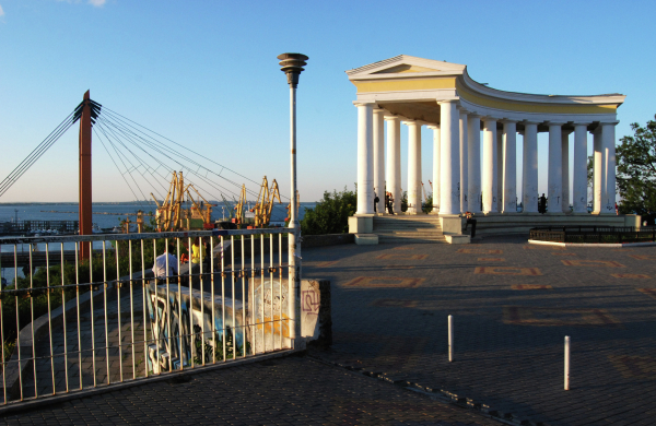СМИ: Памятник Екатерине II в Одессе затянули черной тканью