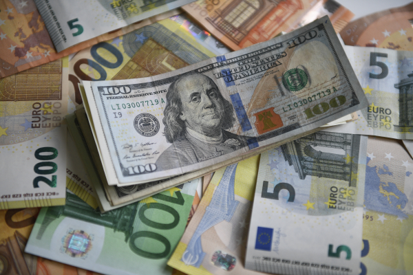 Газпромбанк с 27 января прекратит трансграничные переводы в долларах