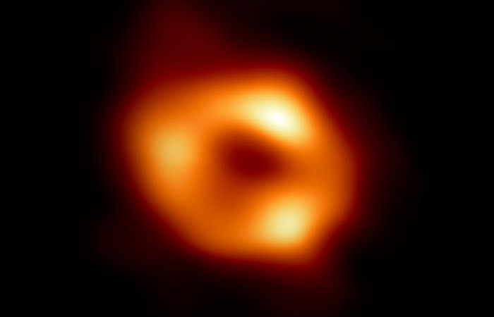 Ученые впервые запечатлели тень черной дыры в галактике Млечный Путь