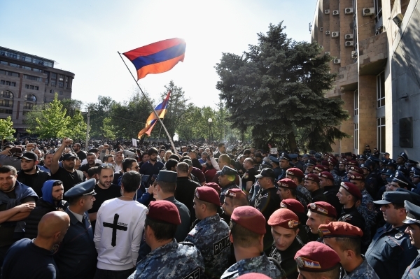 Протестующие в Ереване начали штурм здания правительства