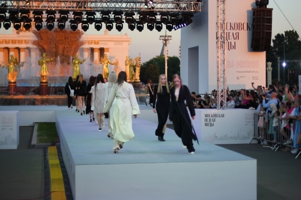 Гости из Турции и Индии: На Московской неделе моды заметили иностранных зрителей