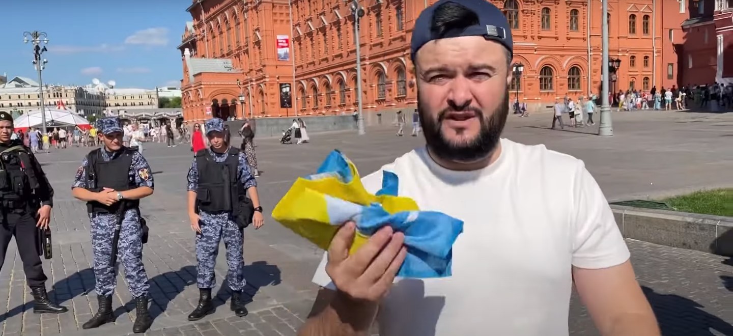 Полиция запретила депутату из Тувы развернуть флаг республики на Красной площади