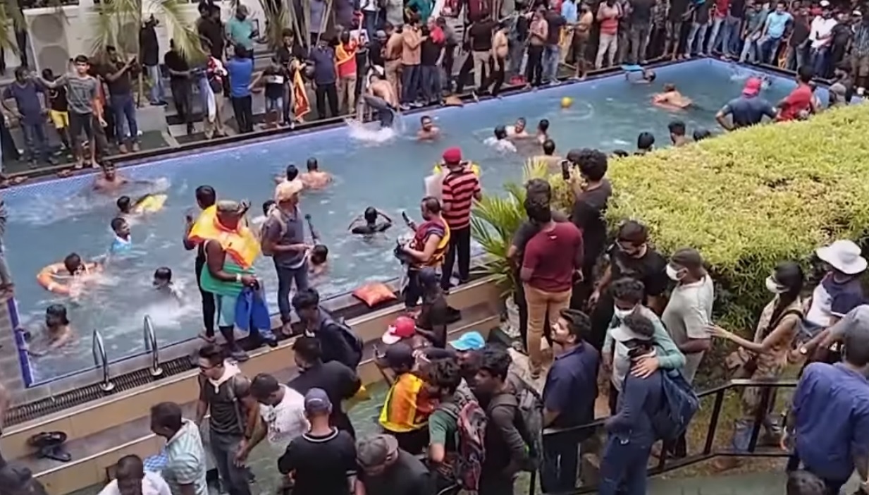 СМИ: Более 80 человек пострадали в ходе протестов в Шри-Ланке