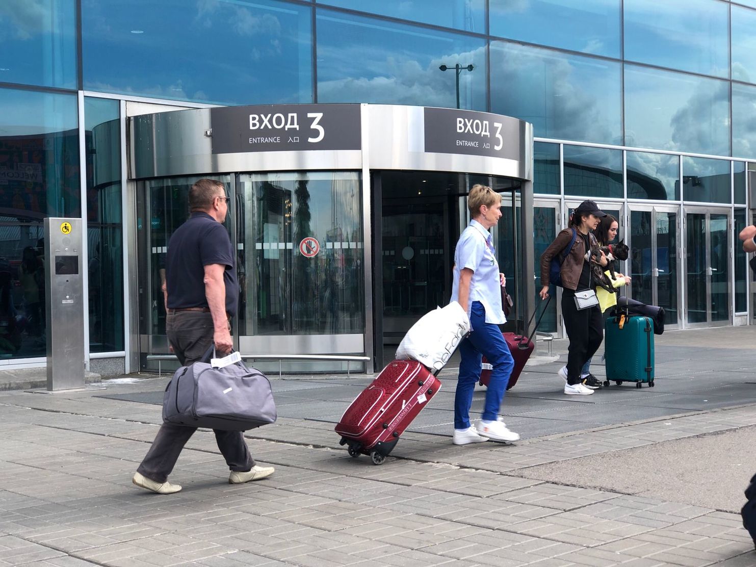 Аэропорт Домодедово предложил услугу по доставке багажа домой