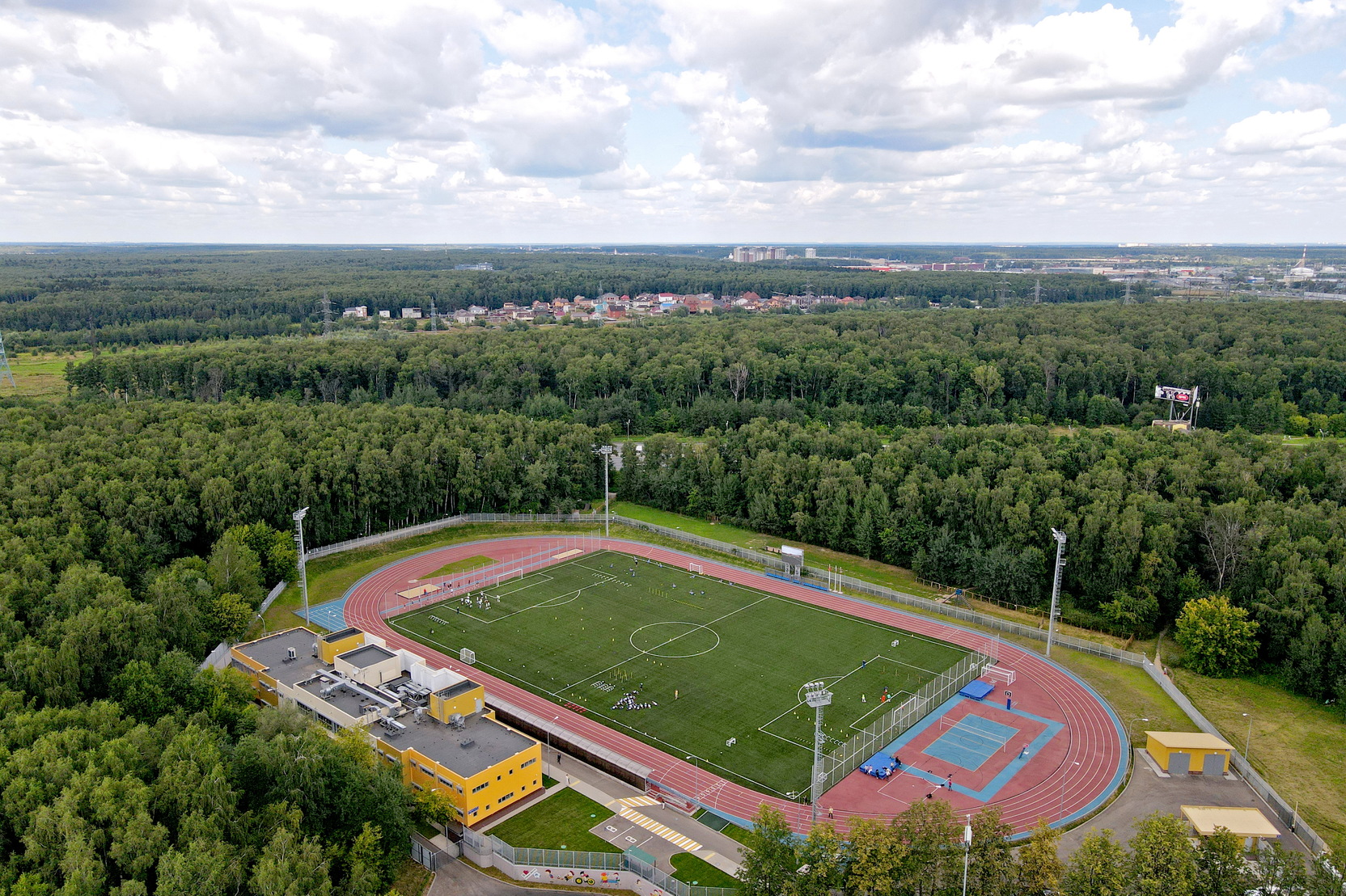 Три футбольных поля введут в эксплуатацию в Москве до конца 2022 года