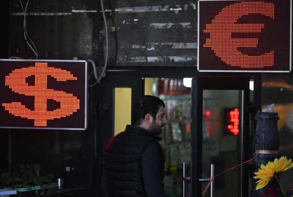 Экономист рассказал, сколько будет стоить доллар и евро к Новому году