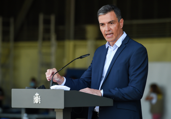 Испанский премьер Санчес призвал отказаться от галстуков