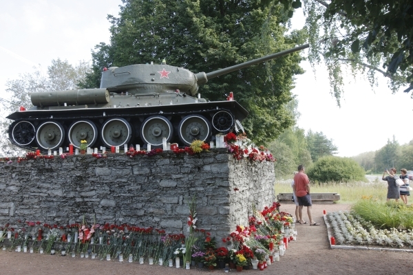«Боль и страх»: В Нарве заявили о пропаже защитников памятника Т-34