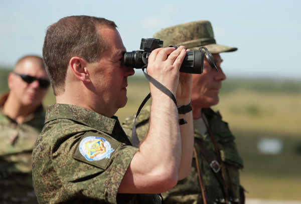 Медведев обсудил расширение поставок оружия в войска