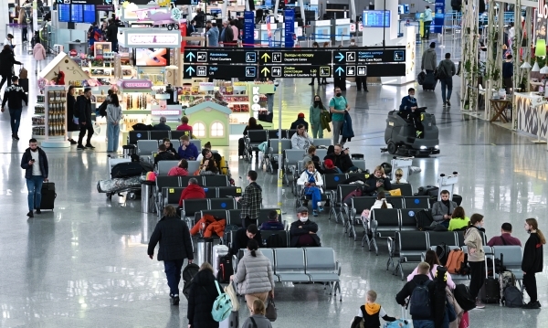 АТОР: Туристов начали разворачивать в российских аэропортах