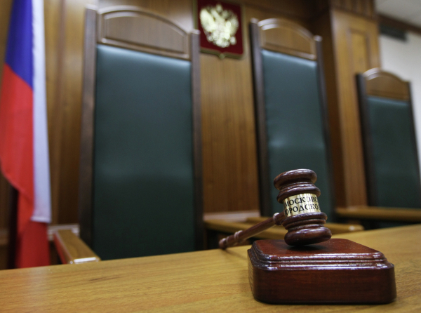 Суд в Москве арестовал мужчину за герб Азова на заставке мобильного