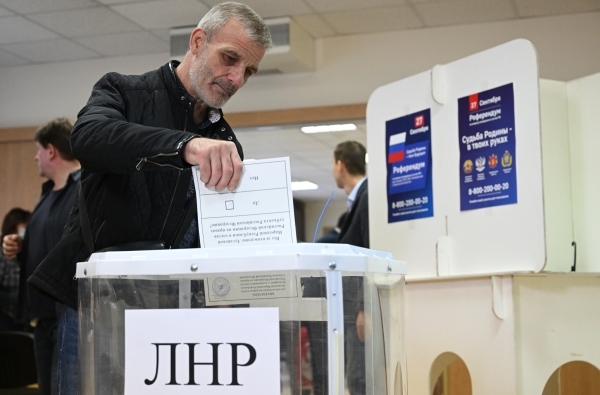 Голосовали в бомбоубежищах: Как прошел первый день референдума о присоединении к России