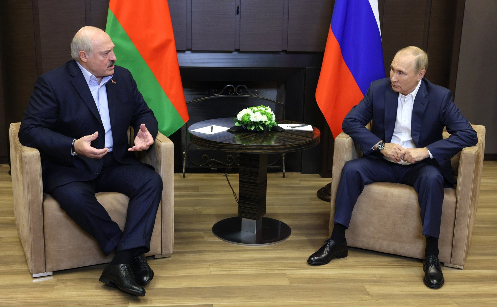 Лукашенко заявил, что хочет обсудить с Путиным бюрократические торможения