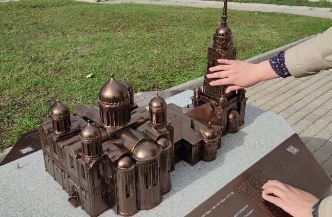 Во Владимире для незрячих туристов открыли тактильную модель Успенского собора