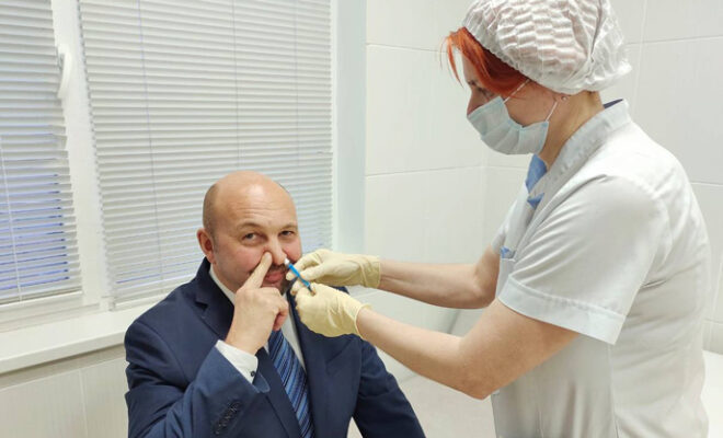 Глава Минздрава Калужской области привился назальной вакциной от СОМШВ-19 