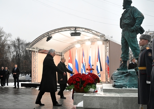 Президенты России и Кубы открыли памятник Фиделю Кастро в Москве
