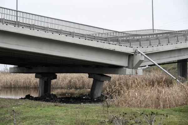 Два человека погибли в результате обстрела моста под Мелитополем