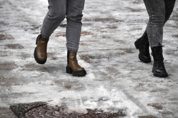 Москвичей предупредили о гололедице после ледяного дождя