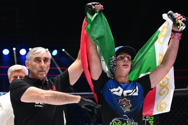 Сын Кадырова выиграл первый бой в ММА в 16 лет