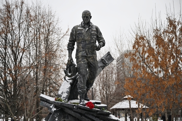 Памятник экс-главе МЧС Евгению Зиничеву открыли в Москве