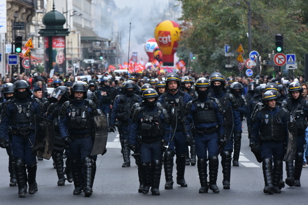 Полиция в Париже разогнала провокаторов перед началом акции Бессмертный полк