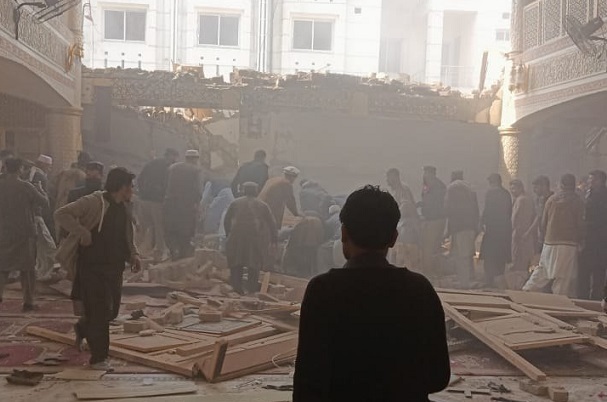 Число жертв теракта в мечети Пешавара выросло до 44 человек