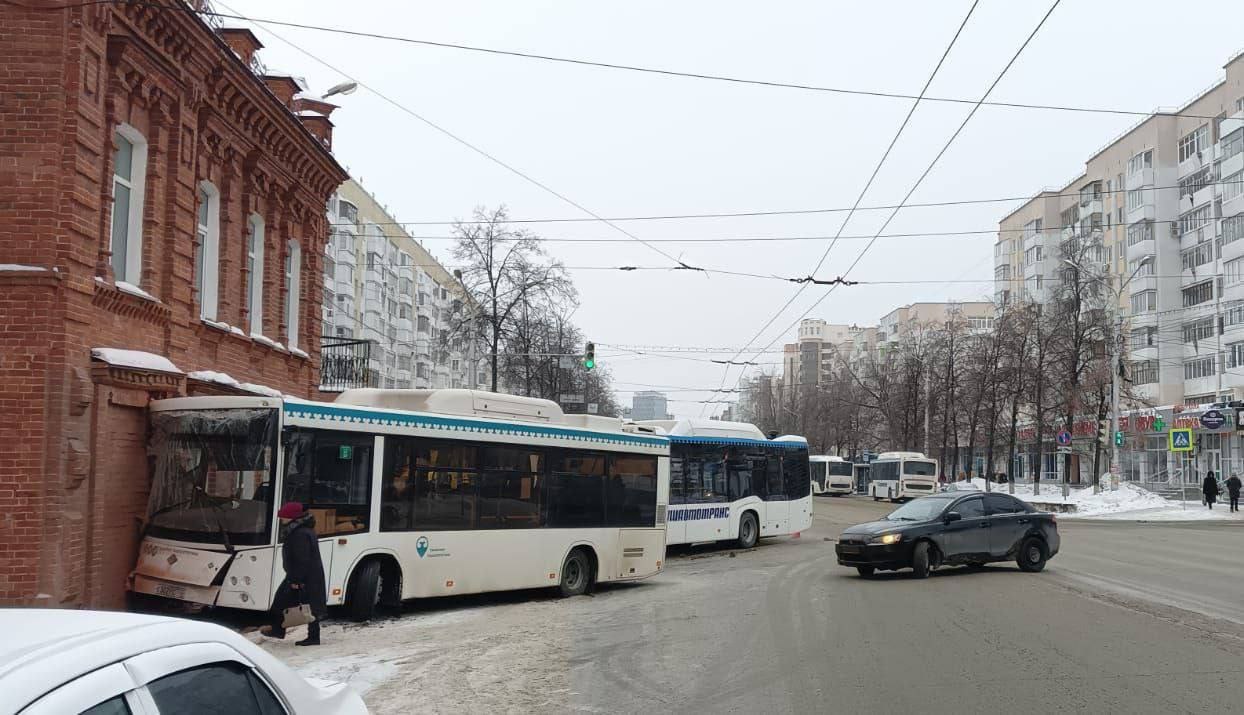 Рейсовый автобус врезался в историческое здание в Уфе