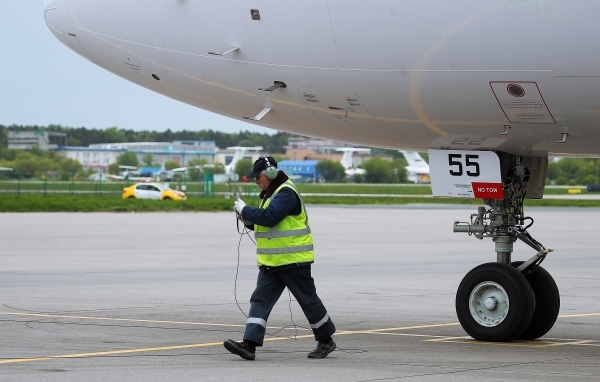 В Якутии у самолета Ан-24 лопнули колеса шасси при посадке