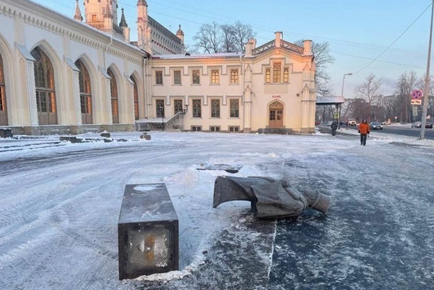 Снегоуборщик снёс памятник барону Штиглицу в Новом Петергофе. Видео