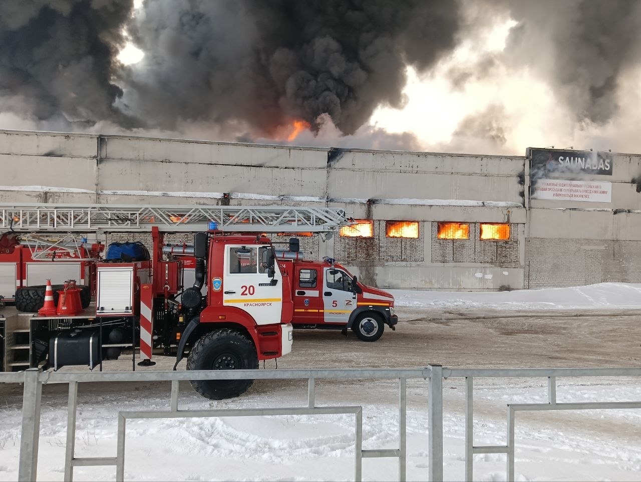 Площадь пожара на складе в Красноярске превысила 12 тысяч кв. м. Видео