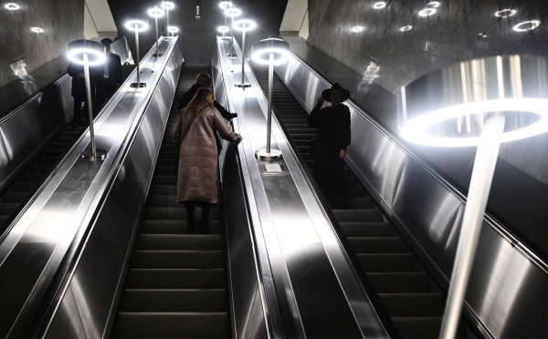  В южном вестибюле станции метро «Лианозово» смонтировали эскалаторы