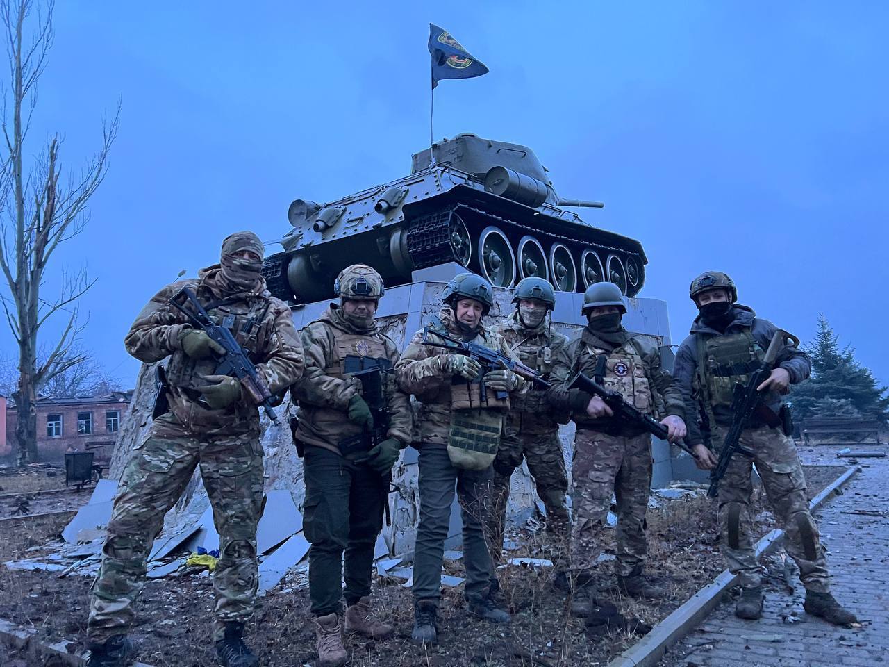 Минобороны РФ: отряды Вагнер вытесняют противника из центра Артемовска