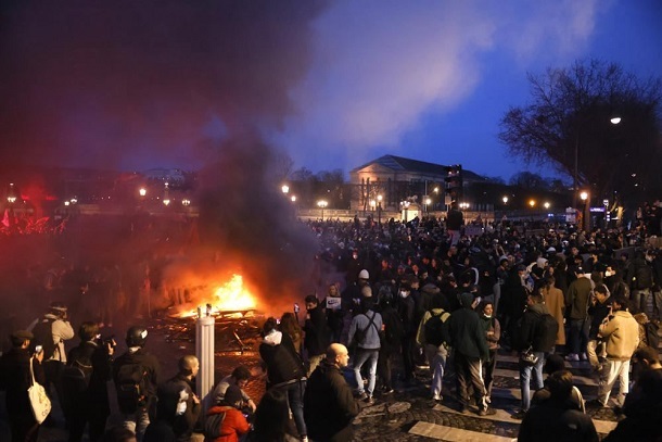 В Париже начались стычки протестующих и полиции