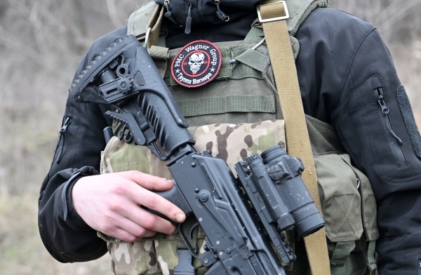 Боец Вагнера рассказал, что ВСУ бросают оружие и боеприпасы в Артемовске