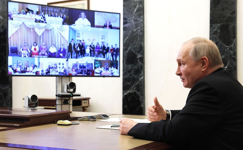 Путин призвал обеспечить педагогам достойные зарплаты