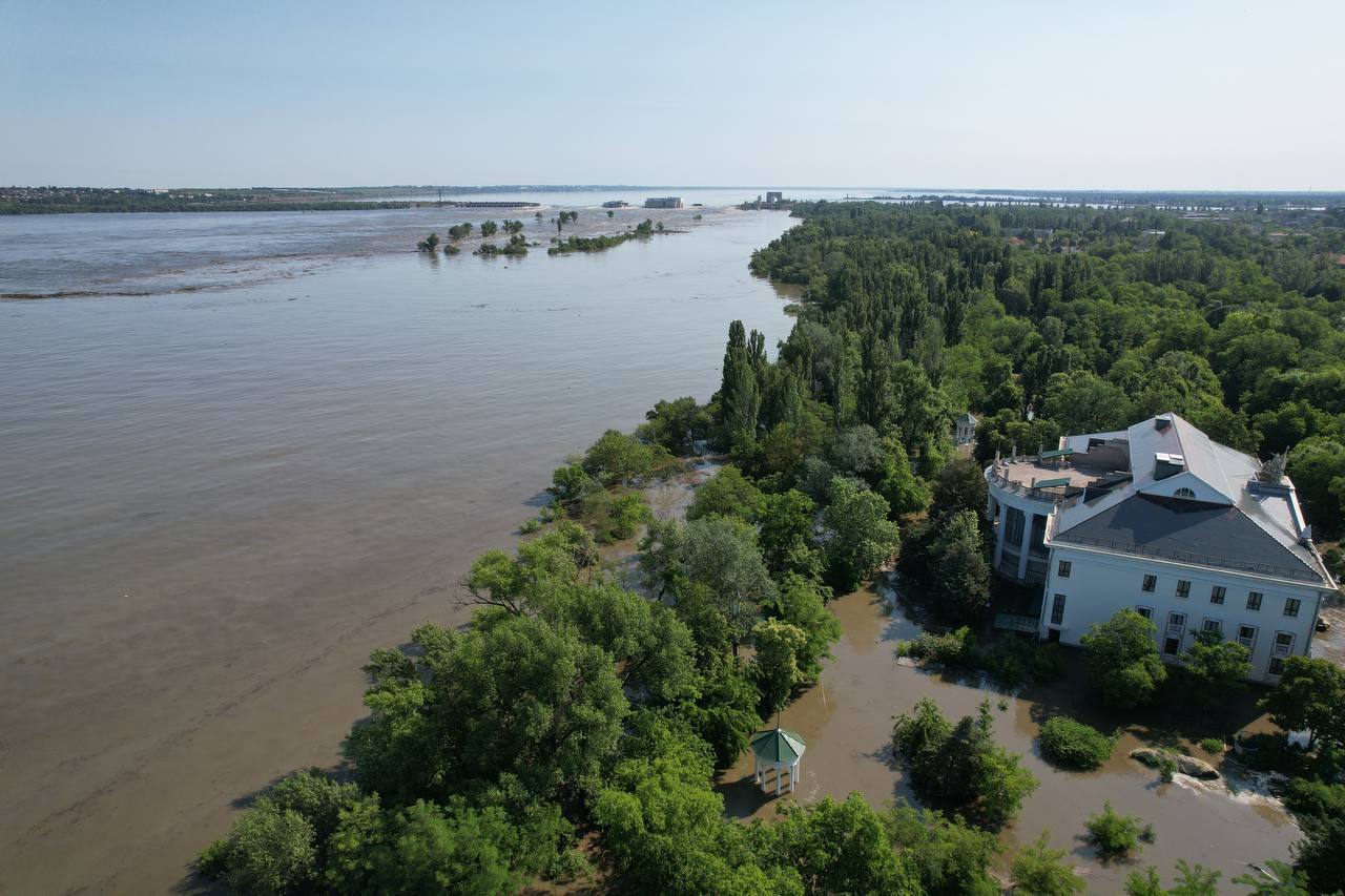 Путин поручил помочь людям в зоне затопления в Херсонской области